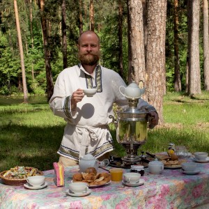 Усадьба Гальских угощает чаем из самоваров