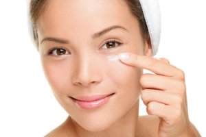 Как ухаживать за чувствительной кожей вокруг глаз